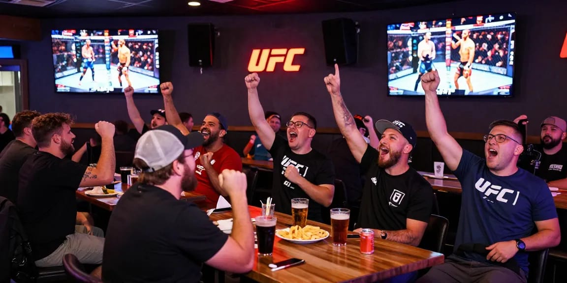 Fans disfrutando de la UFC España en un bar deportivo animado durante un evento en vivo.